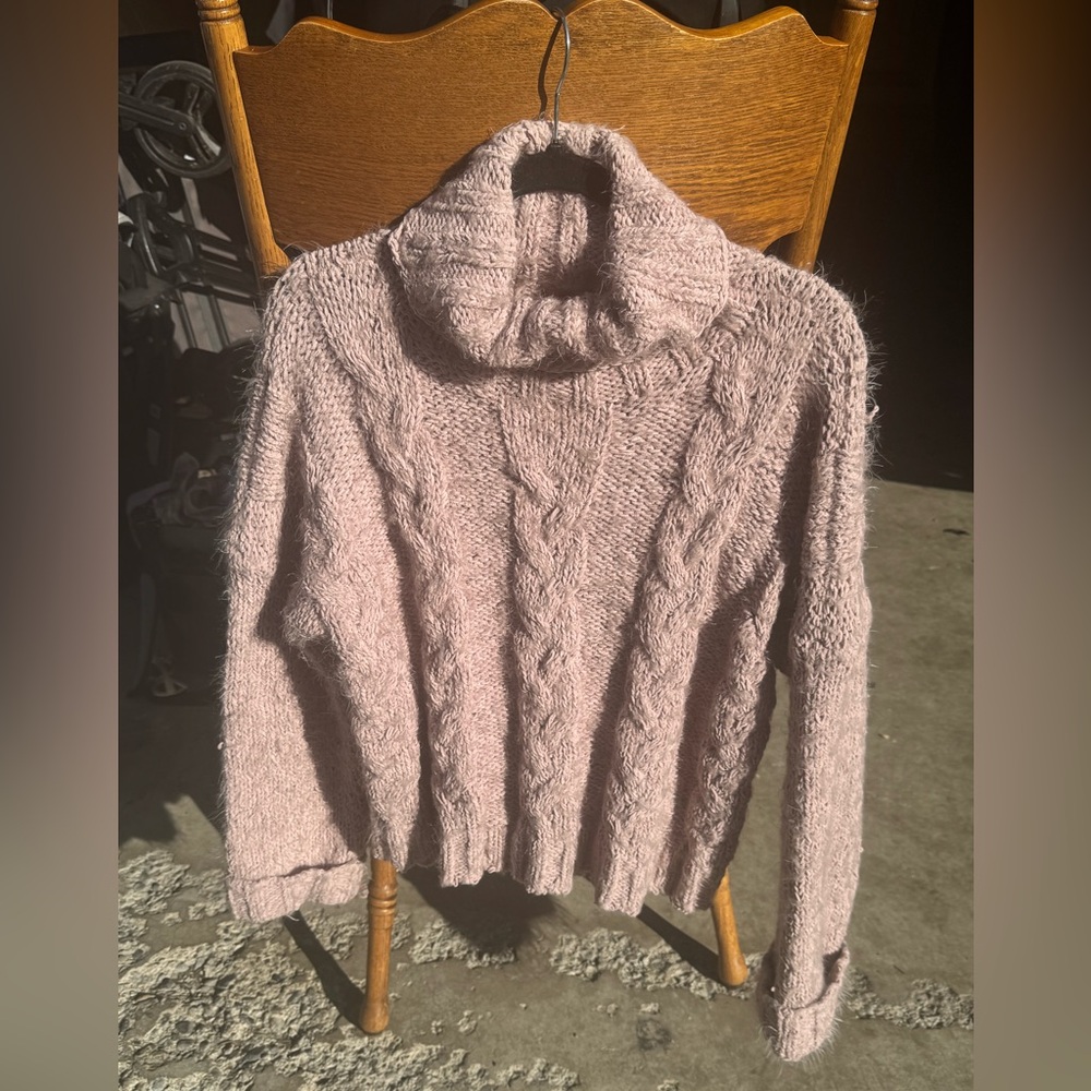POL chunky cable-knit chenille turtleneck sweater in a dusty pink - Picture 5 of 6